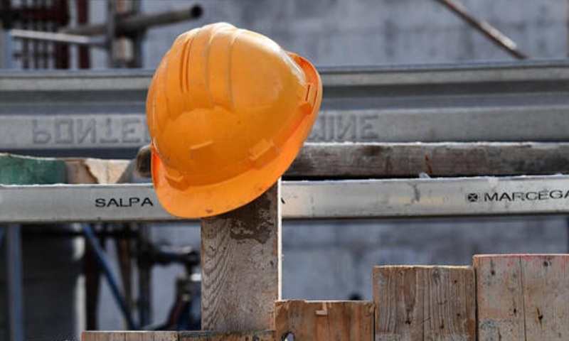Incidenti sul lavoro: 63enne perde la vita travolto dal suo furgone