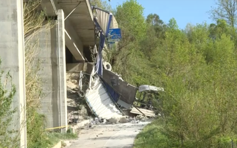Incidenti sul lavoro: camion precipita dal viadotto, morto 67enne. Altri quattro feriti per cadute dall’alto