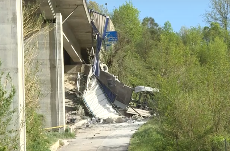 Incidenti sul lavoro: camion precipita dal viadotto, morto 67enne. Altri quattro feriti per cadute dall’alto