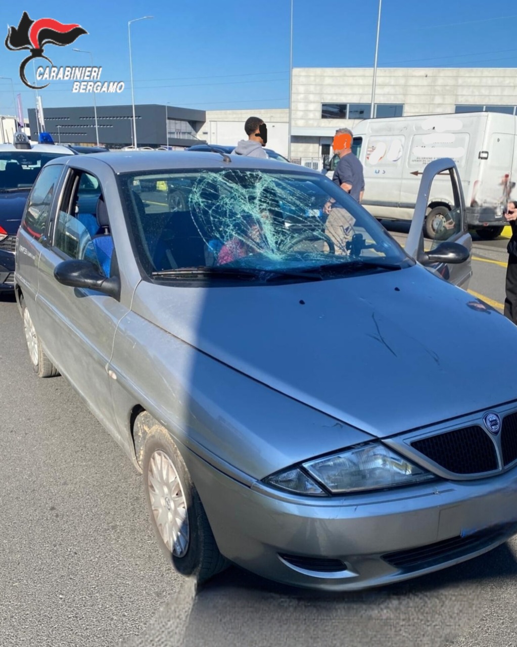 Investe due 17enni sulle strisce a Dalmine e fugge: fermata una donna di 40 anni ubriaca