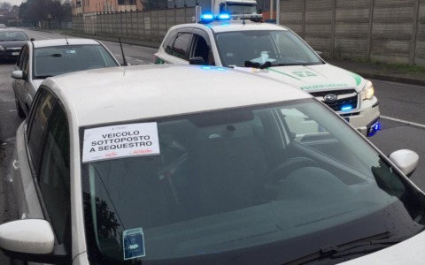 La macchina “scatola cinese” fermata dalla Polizia Locale: 3mila euro di multe e sequestro