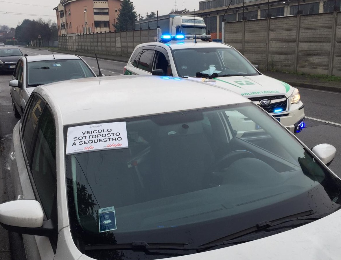 La macchina “scatola cinese” fermata dalla Polizia Locale: 3mila euro di multe e sequestro