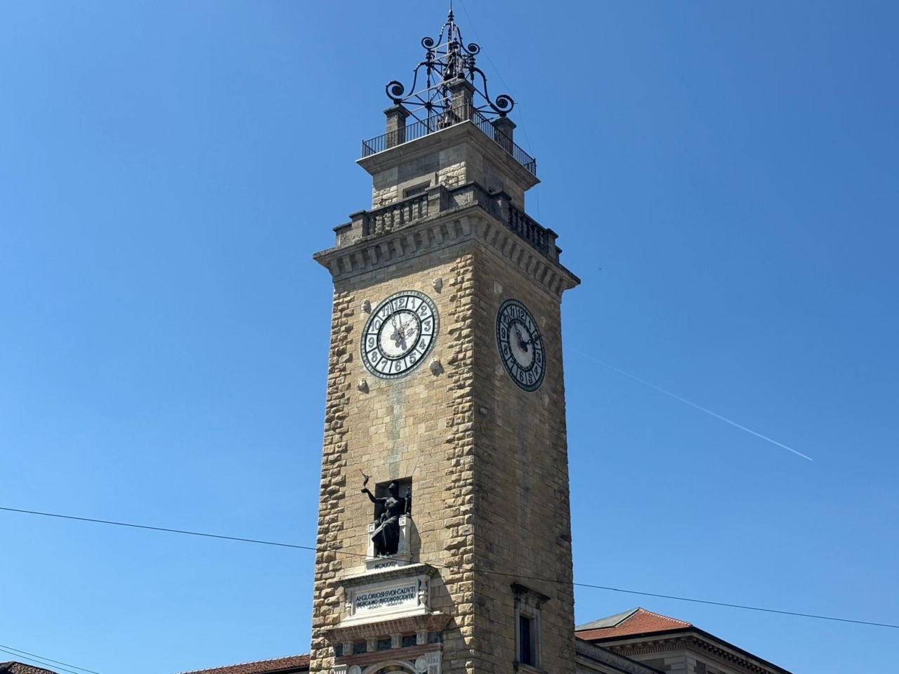 La Torre dei Caduti di Bergamo segna due ore diverse: tutta colpa di un componente rotto