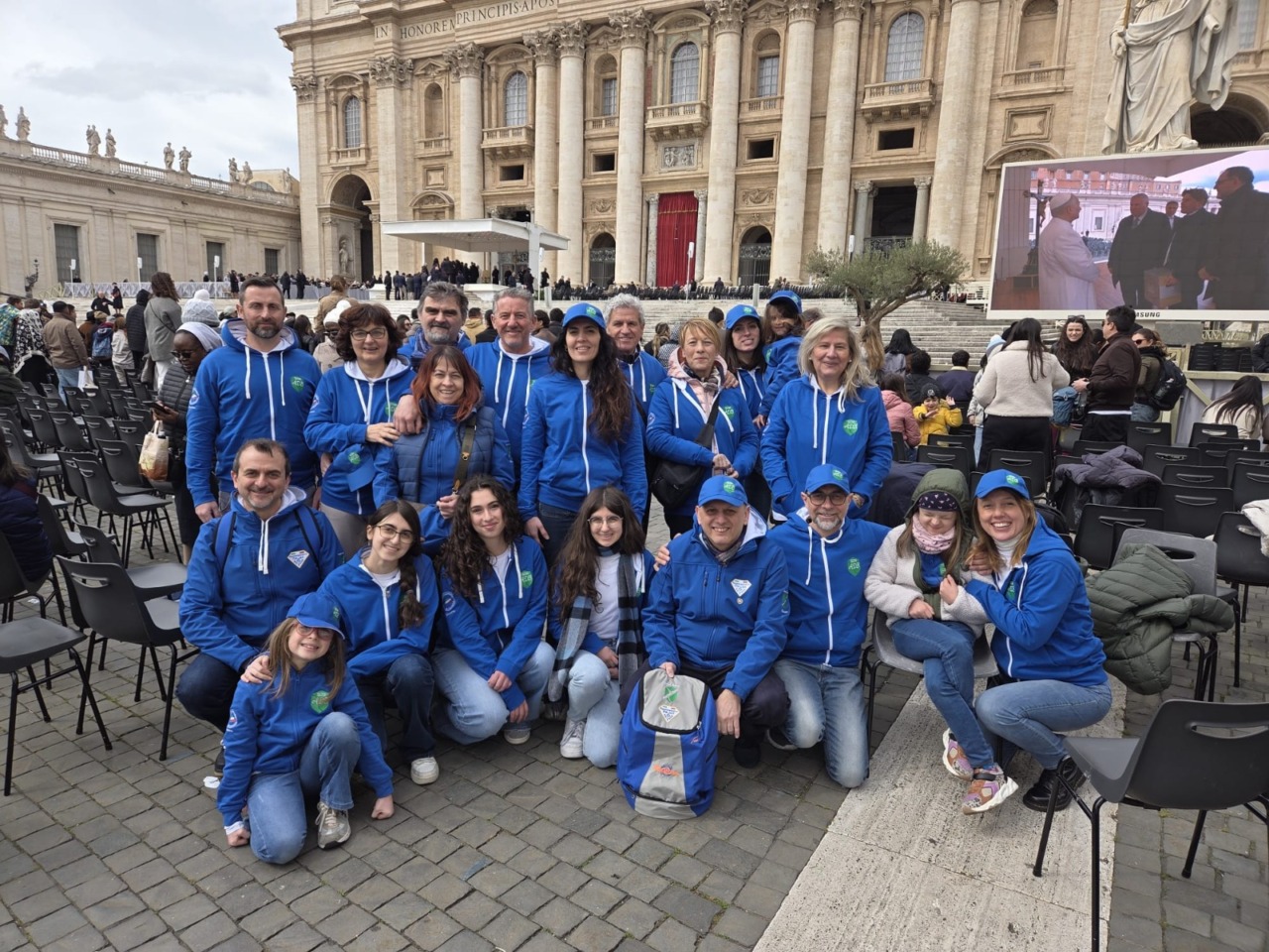 L’abbraccio del Papa agli “Amici della Brianza”