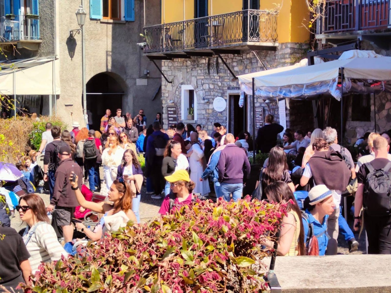 Lago preso d’assalto per Pasqua: impressionante la folla a Varenna