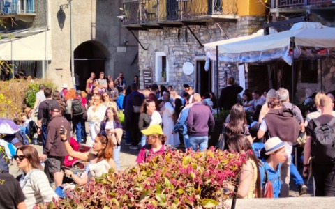 Lago preso d’assalto per Pasqua: impressionante la folla a Varenna