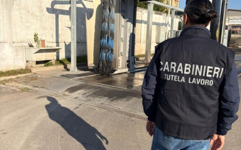 Lavoratori irregolari in due autolavaggi di Brescia: scattano denunce e sanzioni per oltre 50mila euro