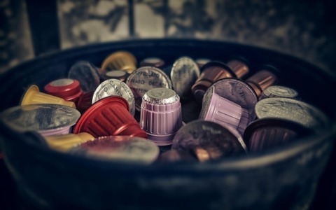 Le capsule del caffè si buttano nella plastica: parte la campagna informativa