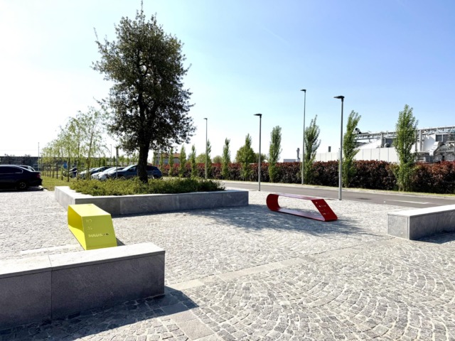 Le panchine gialla e rossa: un messaggio forte di rispetto e comunità