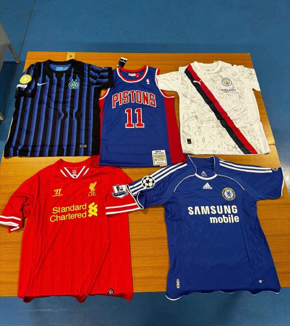 Maglie sportive contraffatte: sequestrati 700 mila euro a un imprenditore nel Torinese