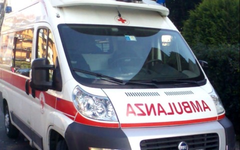 Malore per strada, soccorso un anziano