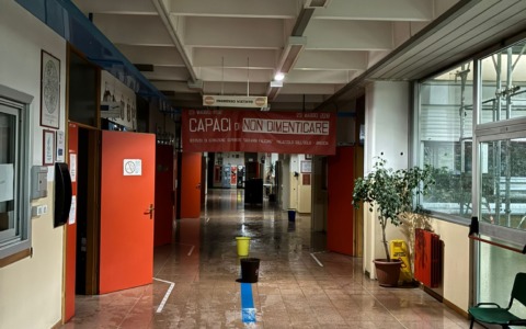 Maltempo, danni all’istituto Falcone di Palazzolo sull’Oglio: corridoi allagati, scuola chiusa