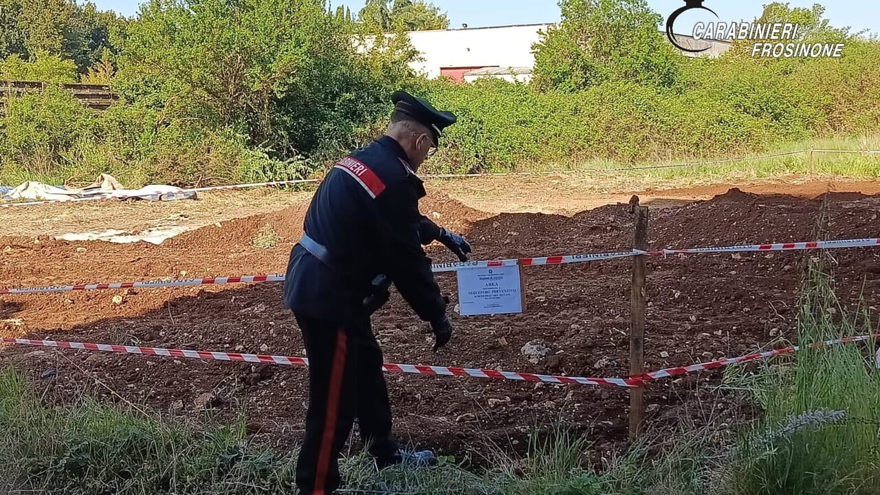 Mascherine FFP2 scadute interrate, scoperta discarica abusiva. Denunciati tre uomini