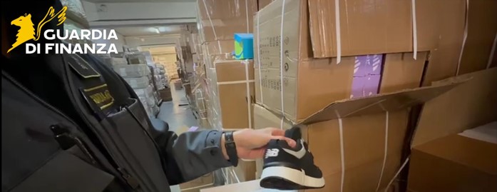 Maxi sequestro di scarpe per bambini contraffatte
