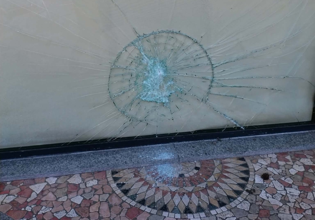 Meglio tardi che mai: presa la banda del tombino (ma sono già fuori)