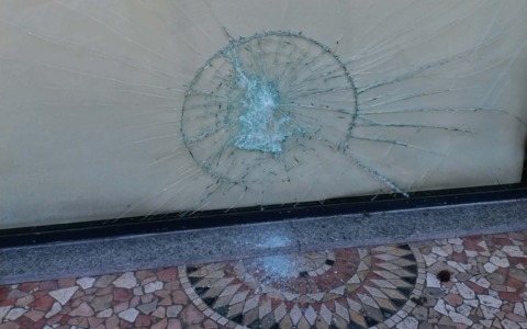 Meglio tardi che mai: presa la banda del tombino (ma sono già fuori)