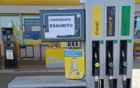 Mobilità, la riflessione di AmbientalMente: “Pompe di carburante vuote, ora che si fa?”