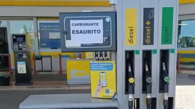 Mobilità, la riflessione di AmbientalMente: “Pompe di carburante vuote, ora che si fa?”