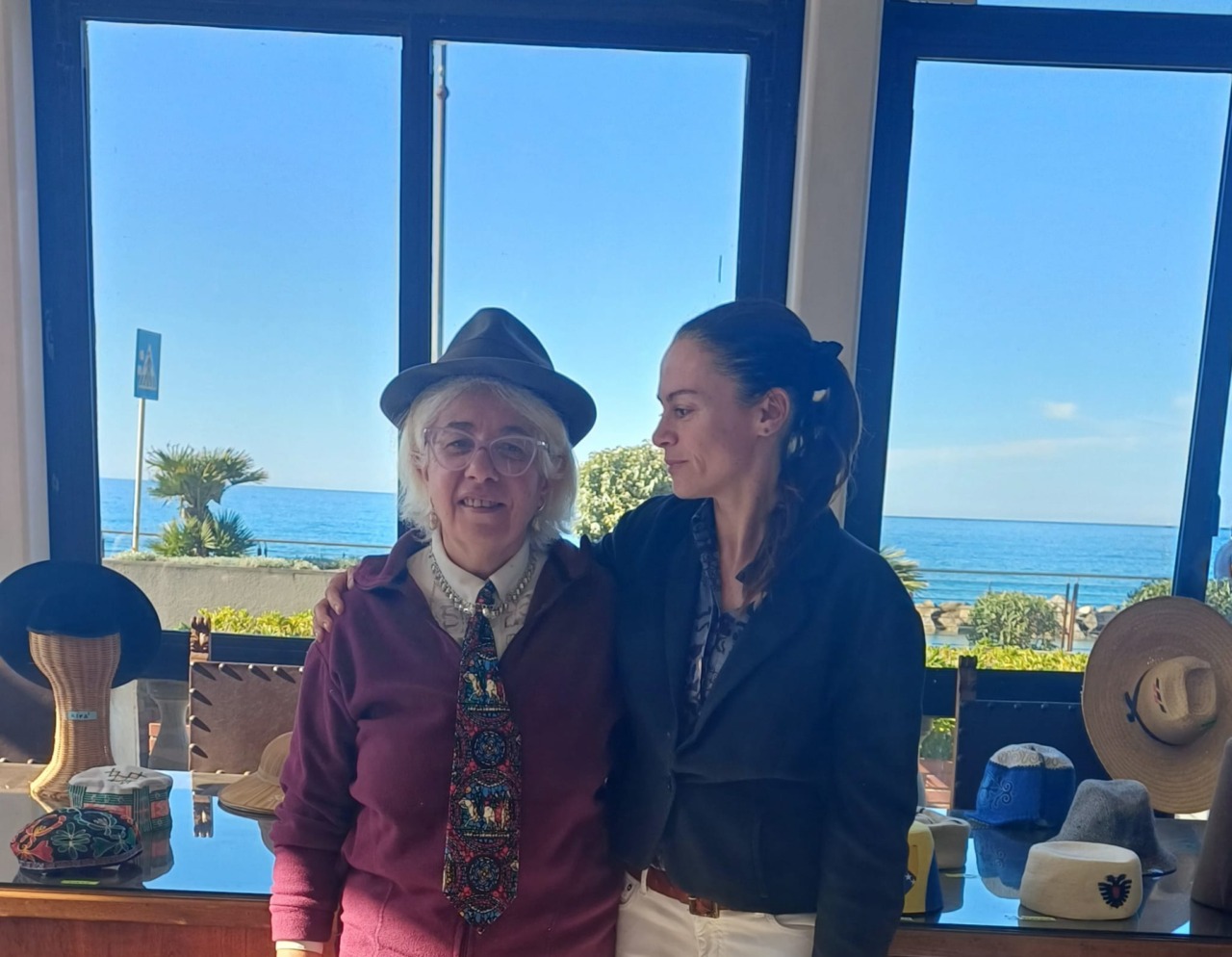 Moneglia, inaugurata la mostra “Il giro del mondo in 80 cappelli”