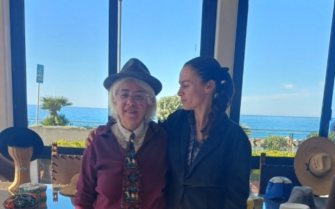 Moneglia, inaugurata la mostra “Il giro del mondo in 80 cappelli”