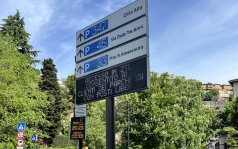 Multati gli automobilisti che hanno cercato parcheggio nella ztl di Città Alta per più di mezz’ora, a Pasquetta