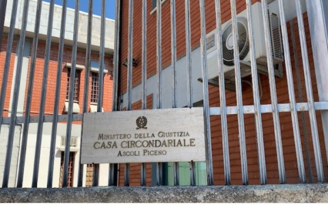 Nel carcere di Ascoli un detenuto prende a pugni due agenti