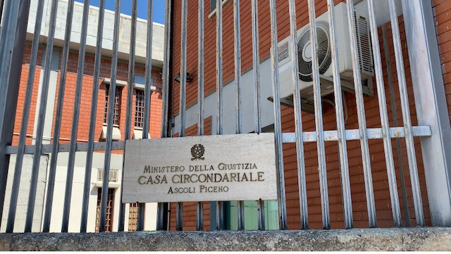 Nel carcere di Ascoli un detenuto prende a pugni due agenti
