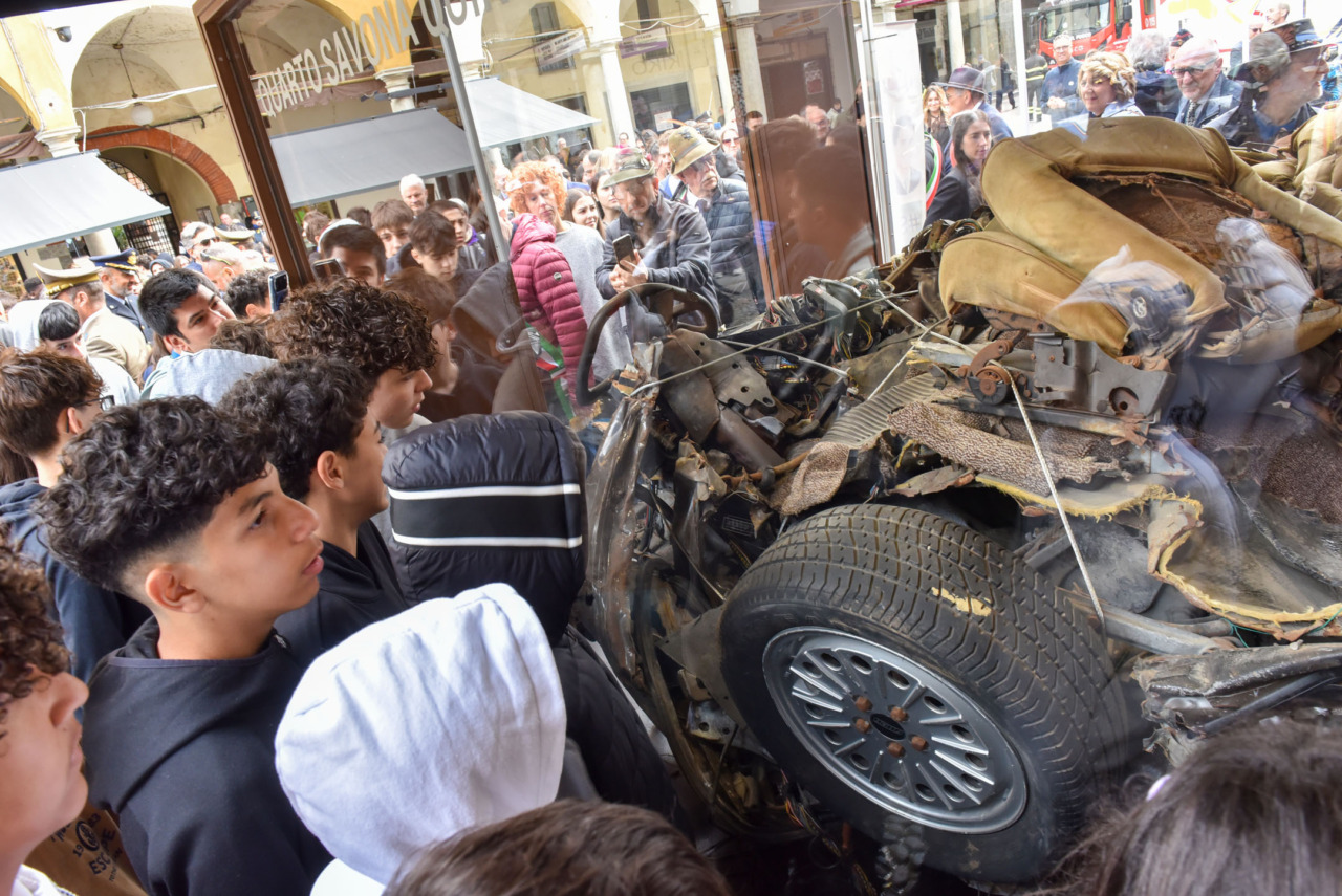 Novara si ferma in silenzio davanti ai resti dell’auto di Falcone e alla testimonianza di Tina Montinaro