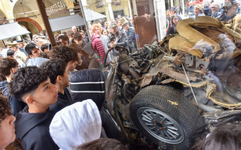 Novara si ferma in silenzio davanti ai resti dell’auto di Falcone e alla testimonianza di Tina Montinaro