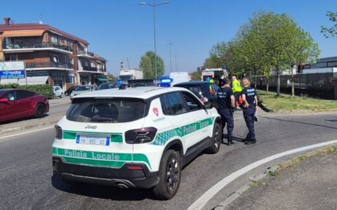 Nuovo incidente in via Milano, motociclista in giallo