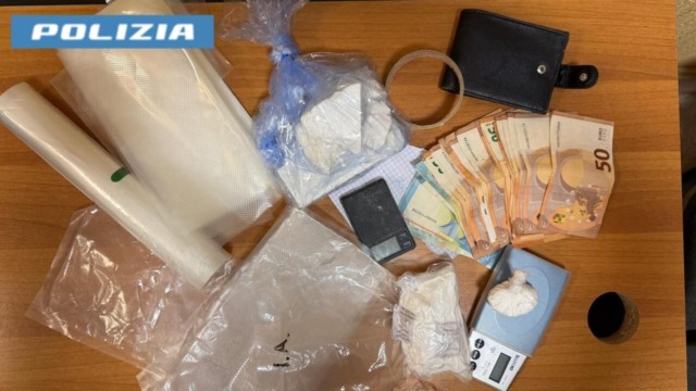 Oltre un chilo di cocaina tra auto e casa