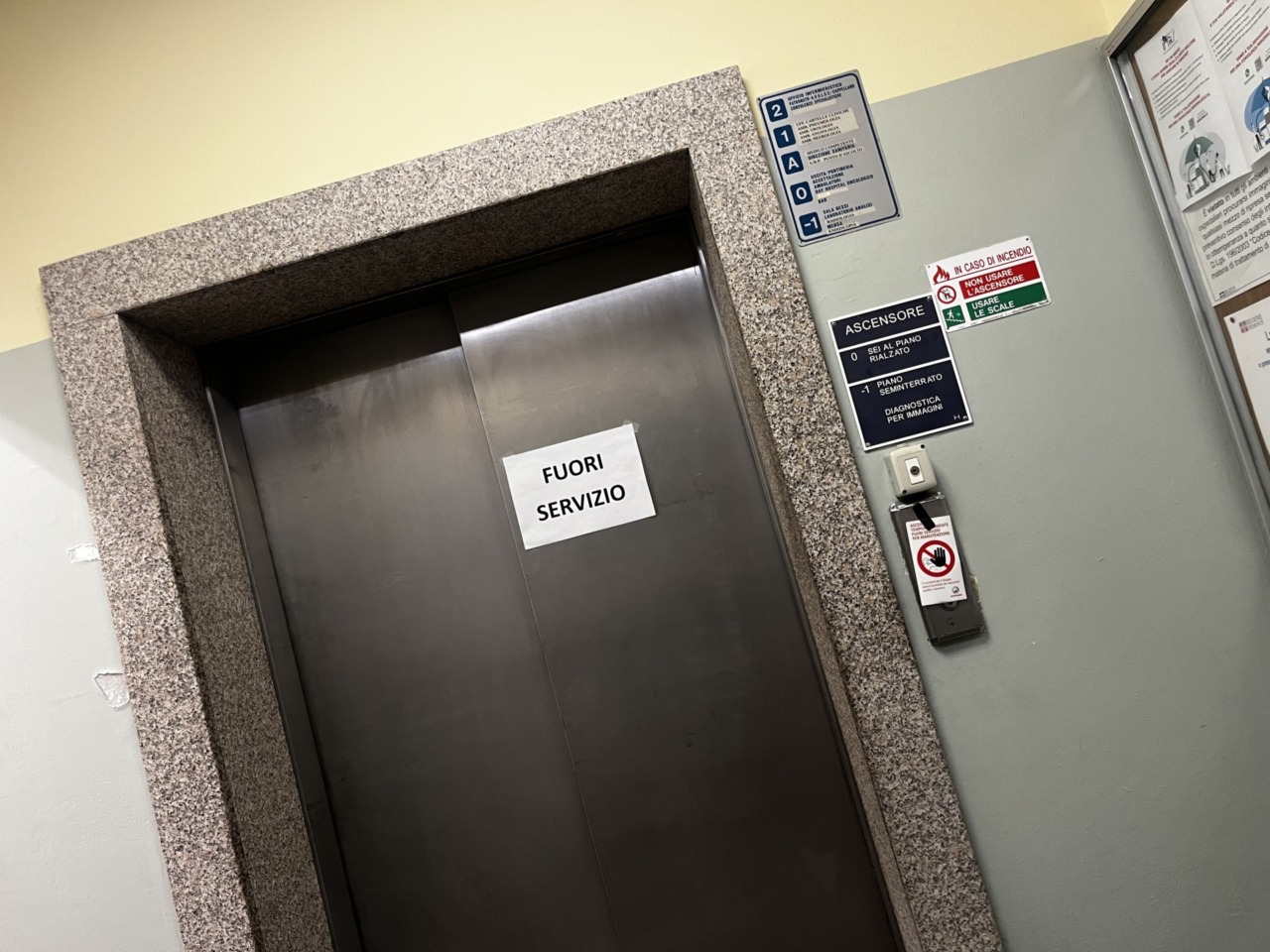 Oncologia, il trasloco al primo piano fa discutere: ascensore fuori uso