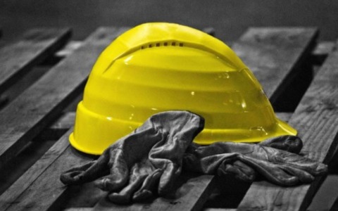 Operaio irregolare si infortuna sul lavoro, il titolare finge che si sia fatto male in un incidente stradale