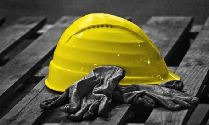 Operaio irregolare si infortuna sul lavoro, il titolare finge che si sia fatto male in un incidente stradale