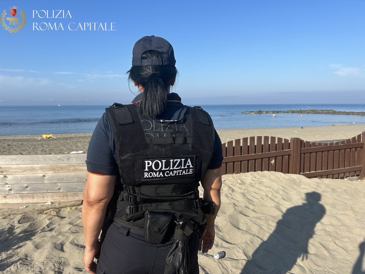 Operazione decoro sulla spiaggia del lungomare Toscanelli a Ostia