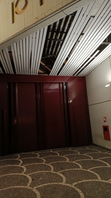 Pallonate contro la chiesa e urina davanti al teatro, esposto a Carabinieri e Polizia Locale