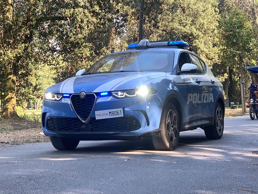 Pirata della strada investe e uccide cane