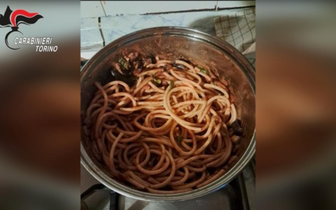 Primo appuntamento da incubo: narcotizzato con gli spaghetti al sonnifero e derubato dalla “chef”