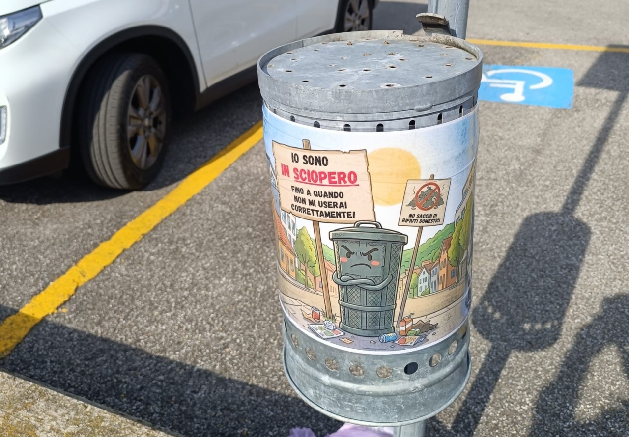 Cestini al contrario contro gli incivili dei rifiuti