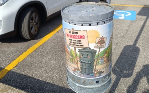 Cestini al contrario contro gli incivili dei rifiuti