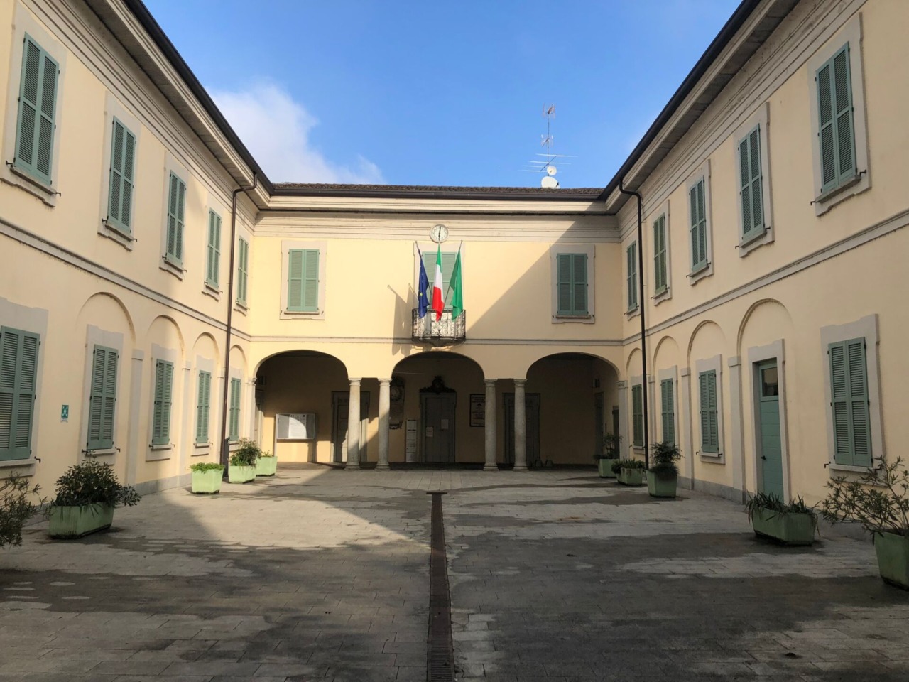 Puzze nauseabonde “soffocano” l’intera città da oltre dieci giorni