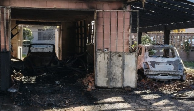 Quattro auto in fiamme all’alba