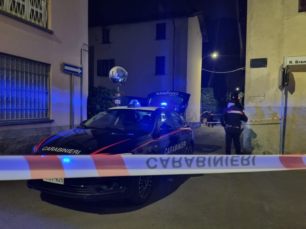 Ragazzo accoltellato, è gravissimo: caccia all’aggressore