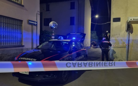 Ragazzo accoltellato, è gravissimo: caccia all’aggressore