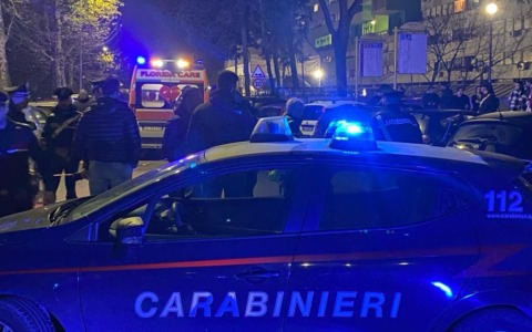 Ragazzo precipita dal sesto piano, ipotesi suicidio