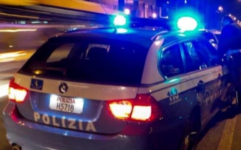 Rapina nella notte a Firenze: ferito un uomo di 35 anni