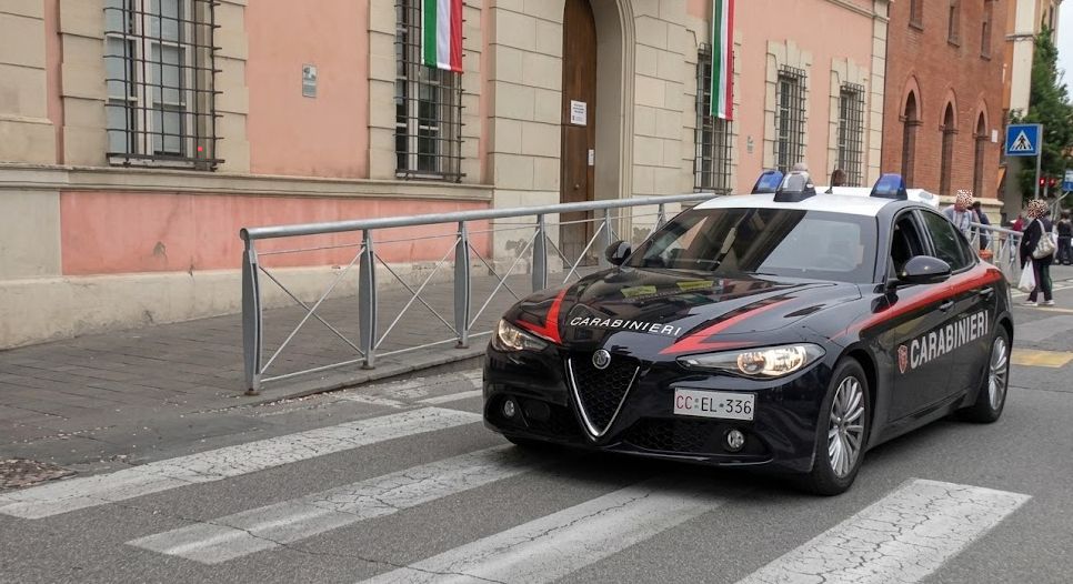 Rissa fra bande di giovani a San Lazzaro, 20enne preso a bottigliate in testa