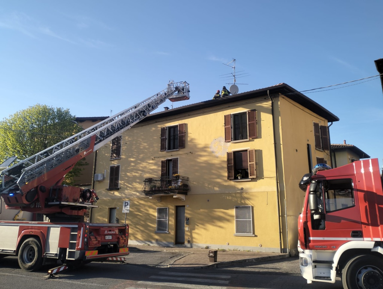 Rovato, fumo da un balcone fa scattare i soccorsi: nessun incendio