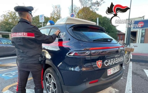Ruba un giubbotto da un’auto in sosta, all’interno 300 euro in contanti: nei guai una 33enne