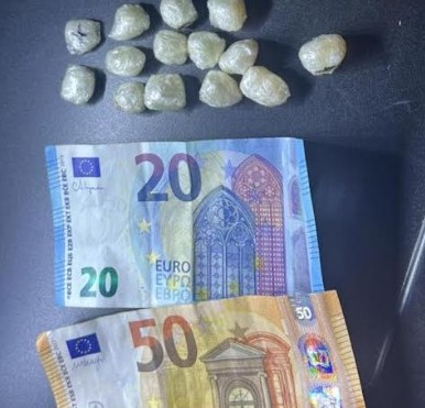 Scappa all’alt e investe un carabiniere, in auto 14 dosi di cocaina